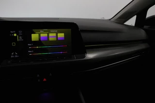 Volkswagen Golf Volkswagen Golf 1.5 eTSI 150pk Style | Sfeer verlichting | Navigatie | Climate control | Camera | Adaptive Cruise control | Led | Parkeer sensoren | Lichtmetalen Velgen - afbeelding nr 25