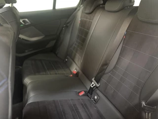 BMW 1 Serie BMW 1-serie 120 | M-Sport Pro | Aero Pakket | Harman/Kardon | Head-Up Display | Pano| Trekhaak | Shadow Line | Cruise Control - afbeelding nr 26