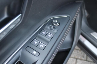 Peugeot 5008 Peugeot 5008 1.2 130PK AUTOMAAT GT PACK BUSINESS | PANORAMISCH SCHUIF/KANTEL DAK | AFNEEMBARE TREKHAAK | ALCANTARA BEKLEDING | FULL LED KOPLAMPEN | FOCAL AUDIO | 19