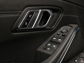 BMW 3 Serie BMW 3-serie Touring 320e M Sport (PANORAMADAK,APPLE CARPLAY,NAVI,SFEERVERLICHTING,STOELVERWARMING,CAMERA,LEDER,CRUISE,CLIMATE) - afbeelding nr 17