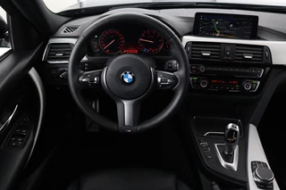BMW 3 Serie BMW 3-serie 318i M Sport | Panoramadak | Leder |  Stoelverwarming | Camera | Sportstoelen | Navigatie | Climate control | Dodehoek detectie | Park Assist | Full LED - afbeelding nr 3