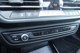 BMW 1 Serie BMW 1-serie 118i 140PK AUTOMAAT EXECUTIVE EDITION | PANORAMISCH SCHUIF/KANTELKDAK | AFNEEMBARE TREKHAAK | DRAADLOZE TELEFOONLADER | DRAADLOZE APPLE CARPLAY/ANDROID AUTO | NAVIGATIE | ACHTERUITRIJ CAMERA | PARKEERSENSOREN VOOR EN ACHTER | CRUISE CONTROL | FULL LED KOPLAMPEN | CLIMATE CONTROL | ALL SEASON BANDEN | 17