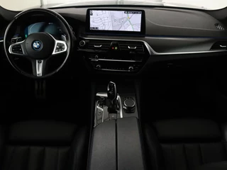 BMW 5 Serie BMW 5-serie 530e xDrive M Sport | Panoramadak |  Harman/Kardon | Stoel & stuurverwarming | Adaptive cruise | Camera | Trekhaak | Carplay | Achterbankverwarming | Live Cockpit | Sportstoelen - afbeelding nr 8