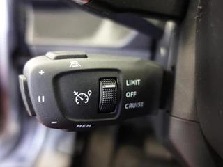 Peugeot 2008 Peugeot 2008 1.2 PureTech 130pk Automaat Allure | Navigatie | Apple Carplay/Android | Auto 360 camera | Parkeersensoren | Blind Spot Assist | Adaptive Cruise Control | Stoelverwarming | Getinte ramen | Climate Control - afbeelding nr 19