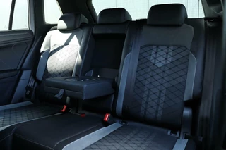 Volkswagen Tiguan Volkswagen Tiguan 1.5 TSI / 2x R-Line / Black Style / Virtual Cockpit / Camera / Matrix LED / Trekhaak / 20