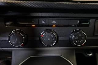 Volkswagen Transporter Volkswagen Transporter 2.0 TDI L2H1 28 Dubbele Cabine Highline Airco | Cruise Control adaptief | PDCVA | 17
