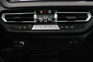 BMW 2 Serie BMW 2-serie Gran Coupé 218i Executive Edition (PANORAMADAK, ACHTERUITRIJCAMERA, PARKEERSENSOREN, CRUISE, AUTOMAAT) - afbeelding nr 21