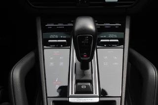 Porsche Cayenne Porsche Cayenne Coupé 3.0 / Trekhaak / Panoramadak / Camera / Luchtvering / 22'' / Bose / Stoelventilatie / Sportchrono / Stoelverwarming / DAB / ACC - afbeelding nr 28