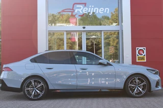 BMW 5 Serie BMW 5-serie 530e M-SPORT PRO 300PK (nieuw model) | PANORAMA DAK | M-SPORT PAKKET | M-SPORT AERODYNAMICA |  M-SPORT NAPPALEDEREN STUURWIEL MET SPORTBOOST FUNCTIE | BMW SHADOWLINE ADAPTIEVE LED KOPLAMPEN | ELEKTRISCH BEDIENBARE ACHTERKLEP |  BMW INDIVIDIUAL HIGH GLOSS EXTERIEUR RAAMLIJST AFWERKING | BMW LIVE COCKPIT PROFESSIONAL | ELEKTRISCH VERSTELBARE VOORSTOELEN MET VENTILATIE / VERWARMING EN GEHEUGEN OP DE BESTUURDERSSTOEL |  ACHTERBANKVERWARMING | 4-ZONE CLIMATE CONTROL | DONKER GETINTE ACHTERRUITEN | DONKERE HEMELBEKLEDING | DRIVE ASSISTANT | HARMAN KARDON Hi-Fi GELUIDSSYSTEEM| DRAARLOZE TELEFOONLADER | DRAADLOOOS APPLE CARPLAY / ANDROID AUTO | KLASSE 3 ALARM | COMFORT ACCESS | 20