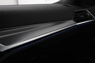 BMW 3 Serie BMW 3-serie 320e M Sport | Head-Up | Stoel & stuurverwarming |  Adaptive cruise | Sportstoelen | Adaptief LED | Sfeerverlichting | Camera | Carplay | Leder/Alcantara - afbeelding nr 24