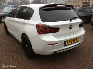 BMW 1 Serie BMW 1-serie 118d Executive 19