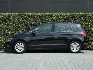 Volkswagen Golf Sportsvan Volkswagen Golf Sportsvan 1.0 TSI Connected Series, NL AUTO, NAP, ECC-AIRCO, NAVI, DODEHOEK, CRUISE, CAMERA, PARKEERSENSOREN, TREKHAAK, LICHTMETAAL 16