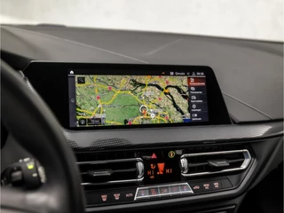 BMW 1 Serie Automaat (APPLE CARPLAY, GROOT NAVI, LEDER, LIVE COCKPIT PRO, SFEERVERLICHTING, SPORTSTOELEN, LED KOPLAMPEN, CRUISE, NIEUWE APK, NIEUWSTAAT) - afbeelding nr 8