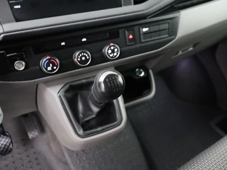 Volkswagen Transporter Volkswagen Transporter 2.0TDI 150PK Lang Highline | Imperiaal | Trekhaak | Navigatie | Airco | 3-Persoons - afbeelding nr 15