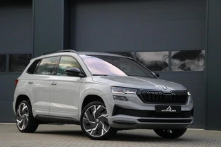 Škoda Karoq 1.5 TSI ACT SPORTLINE AdaptiveCruise Camera 19'Inch Sportzetels AppleCarplay Facelift Trekhaak MatrixLed PrivacyGlass 92000KM BJ2022