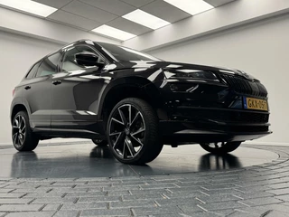 Škoda Karoq Skoda Karoq 1.5 TSi DSG Sportline Navigatie-Panoramadak-Adapt.Cr.contr-Clima-Apple carplay-Lm.19