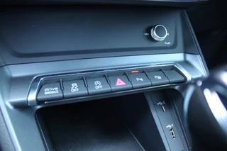 Audi Q3 Audi Q3 Sportback 35 TFSI 150PK S-TRONIC 7 S EDITION * NIEUWSTAAT * | S-LINE EXTERIEUR | S-LINE INTERIEUR | AUDI VIRTUAL COCKPIT | PANORAMISCH SCHUIF / KANTELDAK | NAVIGATIE | TWIN LEDEREN BEKLEDING ZWART MET ROTSGRIJS STIKSEL | VOORSTOELEN VERWARMBAAR | ACHTERUITRIJCAMERA | PARKEERSENSOREN VOOR / ACHTER | DODEHOEK DETECTIE |  ALARM SYSTEEM | FULL LED KOPLAMPEN INCLUSIEF LED ACHTERLICHTEN | ZWARTE HEMELBEKLEDING | AUDI SOUND SYSTEM | AMBIENTE VERLICHTING | 18