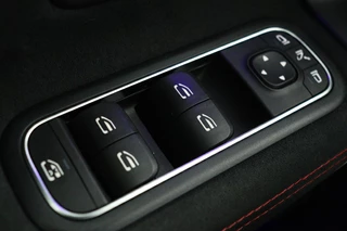 Mercedes-Benz A-Klasse Mercedes-Benz A-klasse 200 AMG | Panoramadak | Carplay |  Stoelverwarming | Keyless | Leder/Alcantara | Camera | Sfeerverlichting | Widescreen | Full LED - afbeelding nr 28