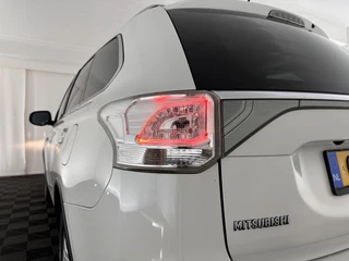 Mitsubishi Outlander Aut. *NAVI-FULLMAP | LEATHER-FABRIC | COMFORT-SEATS | CAMERA | ECC | KEYLESS | SHIFT-PADDLES | TOWBAR | 16