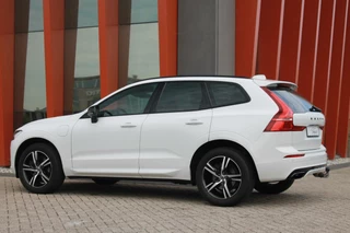 Volvo XC60 Volvo XC60 T6 Recharge AWD R-Design | Panoramadak | Parkeercamera | HUD | Pilot Assist | BLIS | Stoelverwarming | Trekhaak | Glossy Black | Keyless - afbeelding nr 3