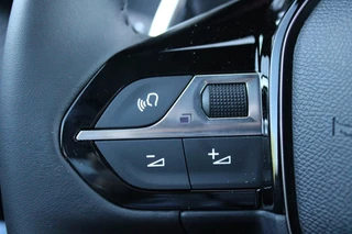 Peugeot 2008 Peugeot 2008 1.2 Hybrid 136PK AUTOMAAT ALLURE | NIEUWE AUTO! | KEYLESS ENTRY/START | PARKEERSENSOREN VOOR + ACHTER | 17