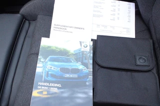 BMW 1 Serie BMW 1-serie 118i 140PK AUTOMAAT EXECUTIVE EDITION | PANORAMISCH SCHUIF/KANTELKDAK | AFNEEMBARE TREKHAAK | DRAADLOZE TELEFOONLADER | DRAADLOZE APPLE CARPLAY/ANDROID AUTO | NAVIGATIE | ACHTERUITRIJ CAMERA | PARKEERSENSOREN VOOR EN ACHTER | CRUISE CONTROL | FULL LED KOPLAMPEN | CLIMATE CONTROL | ALL SEASON BANDEN | 17
