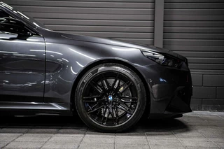 BMW M5 BMW 5-serie Touring M5 V8 Hybrid | Direct leverbaar | Pano | B&W | M Drive | - afbeelding nr 10