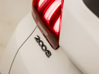 Peugeot 2008 Automaat (PANORAMADAK, APPLE CARPLAY, NAVIGATIE, CLIMATE, STOELVERWARMING, LEDER, SPORTSTOELEN, GETINT GLAS, CRUISE, LM VELGEN, NIEUWSTAAT) - afbeelding nr 35