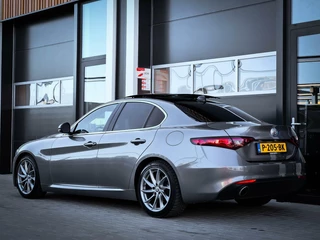 Alfa Romeo Giulia Alfa Romeo Giulia 2.0T Super | PANORAMADAK | KEYLESS | DNA | LANE ASSIST | VOL OPTIES! - afbeelding nr 12