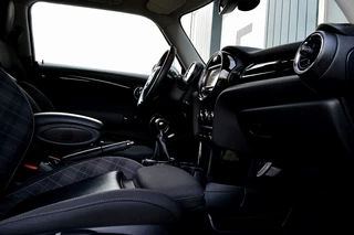 MINI Cooper Rijklaarprijs-Garantie Navigatie Airco Leder/Stof  Sport Interieur 17 Inch - afbeelding nr 13