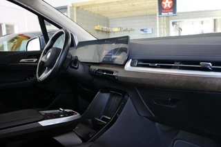 BMW 2 Serie BMW 2-serie Active Tourer 225e xDrive Luxury Line // Copper Grey Metallic - Elek. Panoramadak - Harman Kardon - Houtafwerking - Sensatec - Camera - Stoelverwarming - afbeelding nr 16