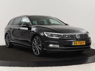 Volkswagen Passat Volkswagen Passat 1.4 TSI R Line | Trekhaak | 360 camera |  Stoelverwarming | Leder/Alcantara | Carplay | Adaptive cruise | Navigatie | Full LED | Virtual Cockpit - afbeelding nr 34