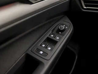 Volkswagen Golf Automaat (APPLE CARPLAY, GROOT NAVI, STUUR/STOELVERWARMING, GETINT GLAS, SPORTSTOELEN, PARKEERSENSOREN, ADAPTIVE CRUISE, DAB+, NIEUWE APK, NIEUWSTAAT) - afbeelding nr 24