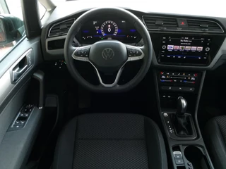 Volkswagen Touran Volkswagen Touran 1.5 TSI 150PK 7P CARPLAY NAVI CAMERA LED ELEK.KLEP VIR.COCKPIT DODE.HOEK DET. STOELVERW KEYLESS 7P 7PERS 11/2024 