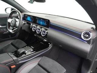 Mercedes-Benz CLA Mercedes-Benz CLA Shooting Brake 200 AMG // Panoramadak // Sfeerverlichting // Privacy Glas // 19