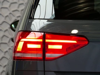 Volkswagen Touran Volkswagen Touran 1.5 TSI 150PK 7P CARPLAY NAVI CAMERA LED ELEK.KLEP VIR.COCKPIT DODE.HOEK DET. STOELVERW KEYLESS 7P 7PERS 11/2024 