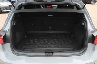 Volkswagen Golf Volkswagen Golf 1.5 eTSI R-Line / Panoramadak / Camera / Harman Kardon / Matrix LED / 18'' / Navigatie / DAB / ACC / Dodehoek / Stuurverwarming / Stoelverwarming - afbeelding nr 16