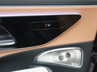 Mercedes-Benz E-Klasse Mercedes-Benz E-Klasse 300e AMG // Burmester 4D // Panoramadak // Headup // Distronic // Leder // Memory // 360 Camera // Stoelventilatie // Keyless - afbeelding nr 17