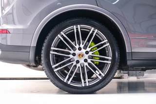 Porsche Cayenne Porsche Cayenne 3.0 S E-Hybrid 416 pk | NL auto NAP | Rijklaarprijs | Bose | Panoramadak | 21 inch | Meteorgrey | - afbeelding nr 54