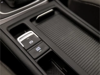 Volkswagen Golf Volkswagen Golf 1.5 TSI R-Line Sport 150Pk Automaat (VIRTUAL COCKPIT, APPLE CARPLAY, GROOT NAVI, CAMERA, LED KOPLAMPEN, ALCANTARA, ADAPTIVE CRUISE, LM VELGEN, DAB+, NIEUWE APK, NIEUWSTAAT) - afbeelding nr 24