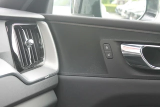 Volvo XC60 Volvo XC60 T6 Recharge AWD R-Design | Panoramadak | Parkeercamera | HUD | Pilot Assist | BLIS | Stoelverwarming | Trekhaak | Glossy Black | Keyless - afbeelding nr 39