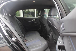 BMW 1 Serie BMW 1 Serie 118i Executive Ed. M Sport / Navigatie / Half leder / 19'' / Sportstoelen / Blackpack / Dakspoiler / Stoelverwarming / Cruise Control / Getint glas - afbeelding nr 12