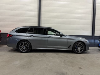 BMW 5 Serie BLUESTONE-METALLIC MET COGNAC LEER/PANO/ACC/CAMERA/STANDKACHEL/SFEER/DAB/CARPLAY/SHADOW-LINE/M-AERODYNAMIC - afbeelding nr 63