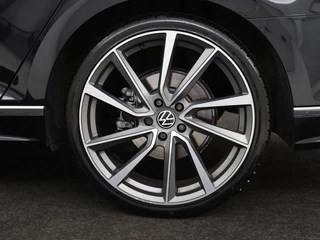 Volkswagen Passat Volkswagen Passat 1.4 TSI R Line | Trekhaak | 360 camera |  Stoelverwarming | Leder/Alcantara | Carplay | Adaptive cruise | Navigatie | Full LED | Virtual Cockpit - afbeelding nr 32
