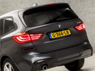 BMW 2 Serie Automaat (GROOT NAVI, M PAKKET, HEAD-UP DISPLAY, LEDER, SFEERVERLICHTING, GETINT GLAS, SPORTSTOELEN, DIGITAL COCKPIT, CRUISE, NIEUWE APK, NIEUWSTAAT) - afbeelding nr 29