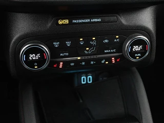 Ford Focus Ford Focus 1.0 EcoBosst Hybrid ST Line X |  Stoel & stuurverwarming | Camera | Full LED | Carplay | Keyless | Climate control | Cruise control - afbeelding nr 22