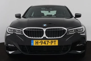 BMW 3 Serie BMW 3-serie 320i High Executive Edition (TREKHAAK, PARKEERSENSOREN, STOELVERWARMING, LEER, NAVIGATIE, NL-AUTO) - afbeelding nr 15