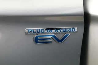 Mitsubishi Outlander Mitsubishi Outlander 2.4 PHEV Intense AWD Trekhaak AppleCarplay Leder/Alcantara Pdc Chroom Lmv 108000KM BJ2020 - afbeelding nr 19
