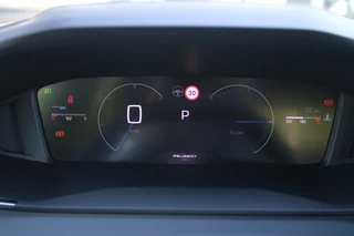 Peugeot 2008 Peugeot 2008 1.2 Hybrid 136PK AUTOMAAT ALLURE | NIEUWE AUTO! | KEYLESS ENTRY/START | PARKEERSENSOREN VOOR + ACHTER | 17