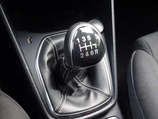 Ford Fiesta Ford Fiesta 1.0 100pk Titanium met CarPlay en Parkeersensoren - afbeelding nr 18